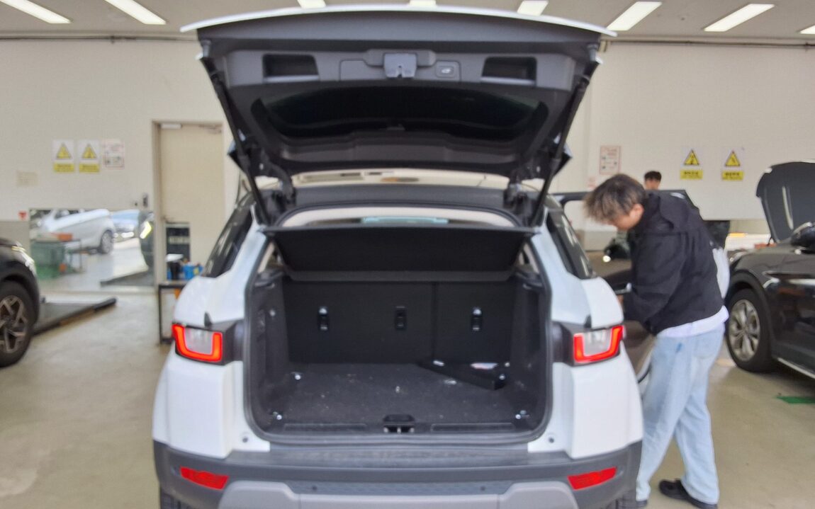 LAND ROVER RANGE ROVER EVOQUE 2.0 TD4 SE 2018 - zdjęcie 15
