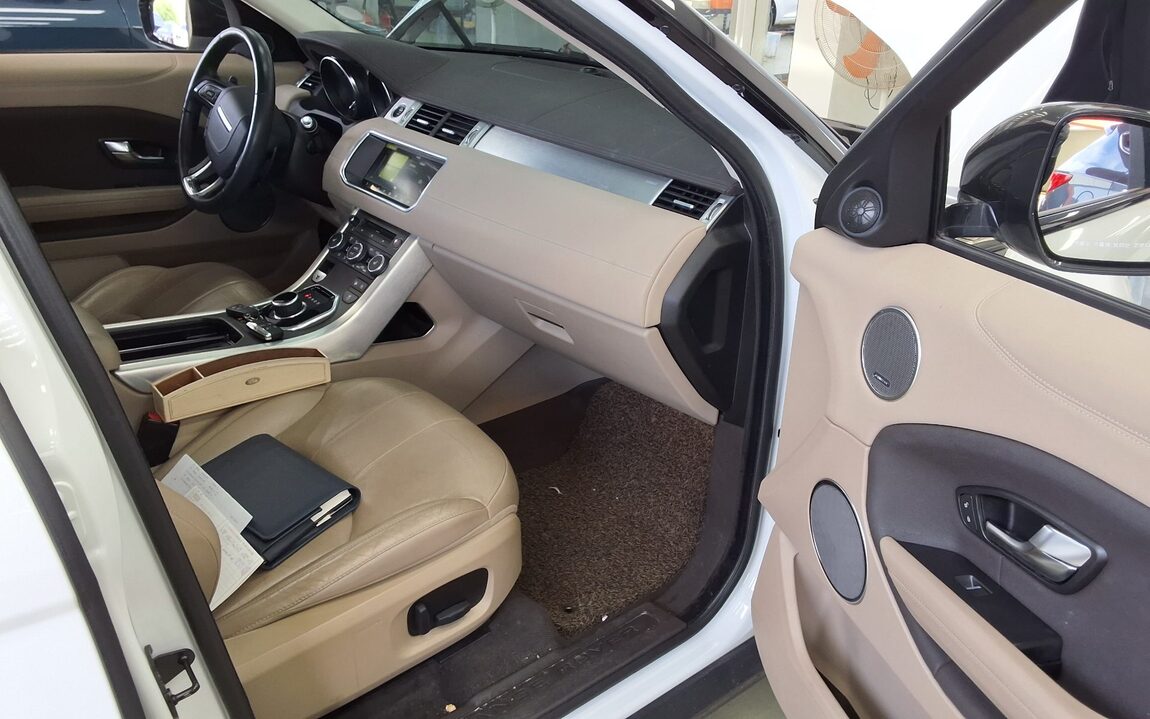 LAND ROVER RANGE ROVER EVOQUE 2.0 TD4 SE 2018 - zdjęcie 14