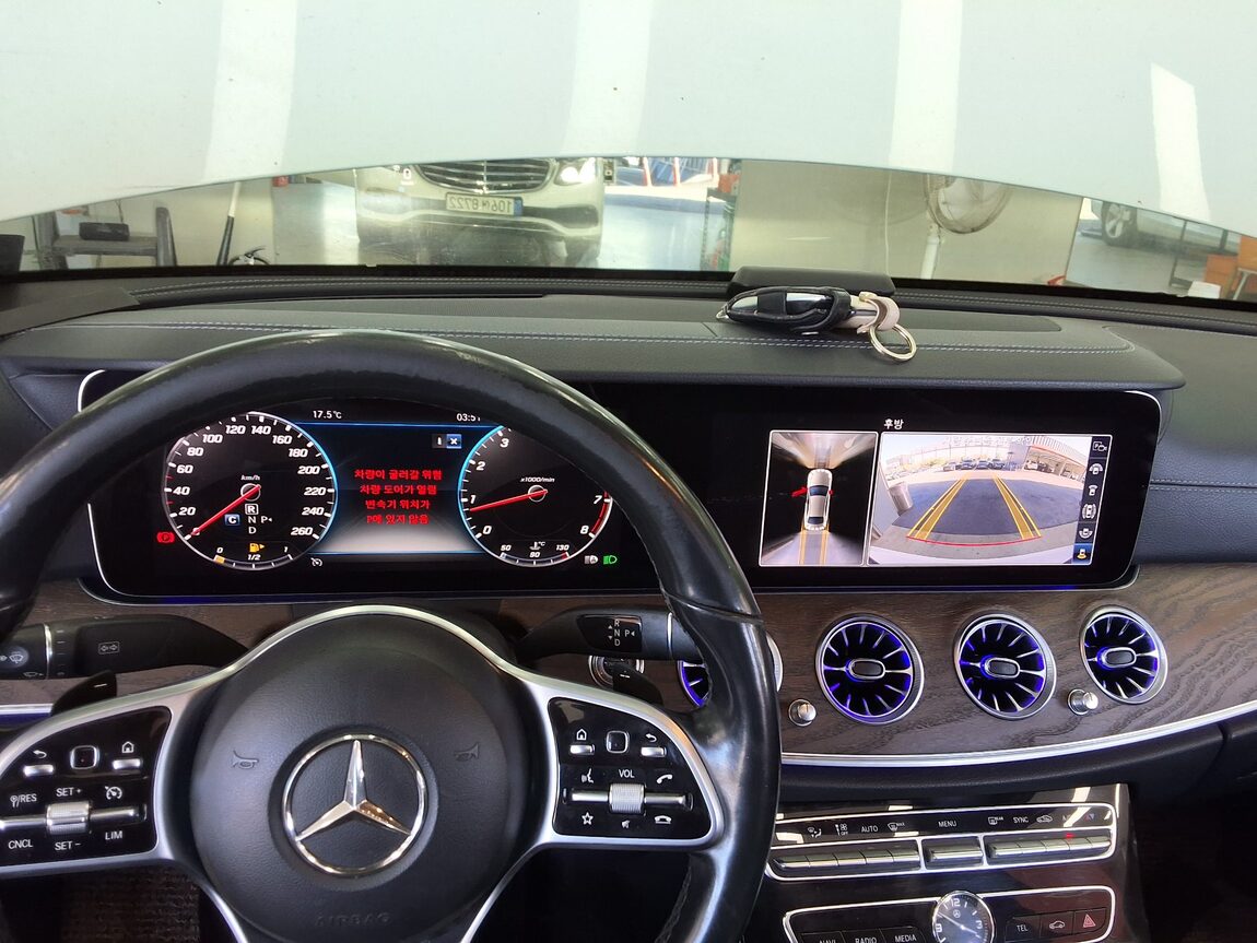 MERCEDES-BENZ E-CLASS (5TH GEN) E300 4MATIC EXCLUSIVE 2019 - zdjęcie 17