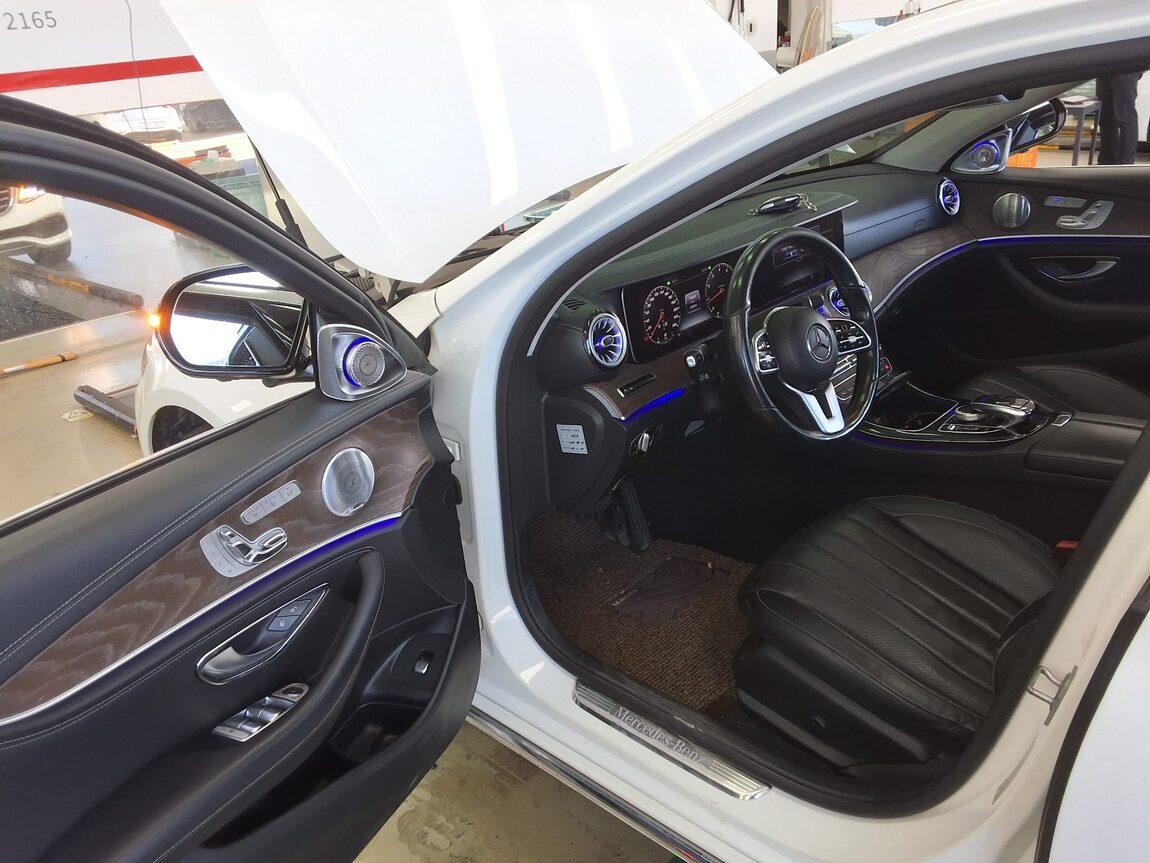 MERCEDES-BENZ E-CLASS (5TH GEN) E300 4MATIC EXCLUSIVE 2019 - zdjęcie 10