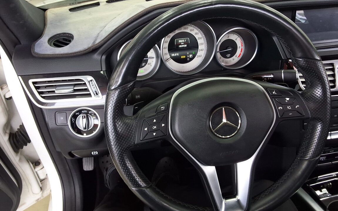 MERCEDES-BENZ E-CLASS (4TH GEN) E220 CDI BLUETEC AVANTGARDE 2016 - zdjęcie 17