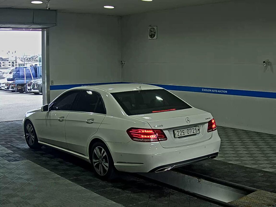 MERCEDES-BENZ E-CLASS (4TH GEN) E220 CDI BLUETEC AVANTGARDE 2016 - zdjęcie 6