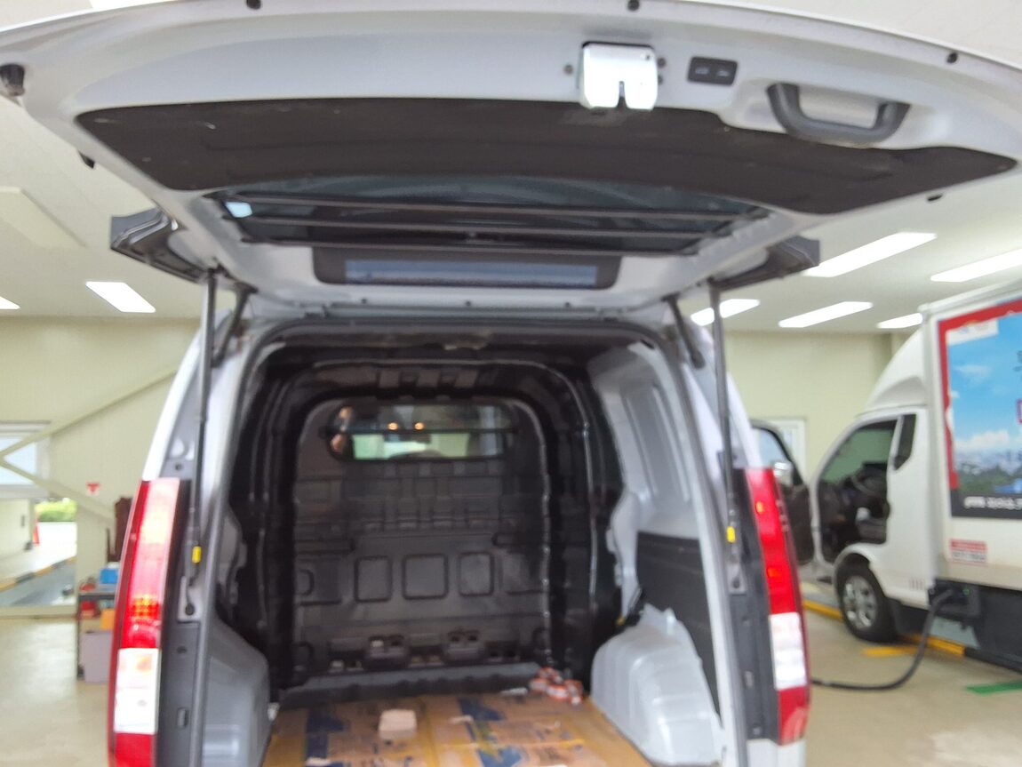 HYUNDAI STARIA 2.2 DIESEL CARGO 5-SEATER MODERN 2025 - zdjęcie 16