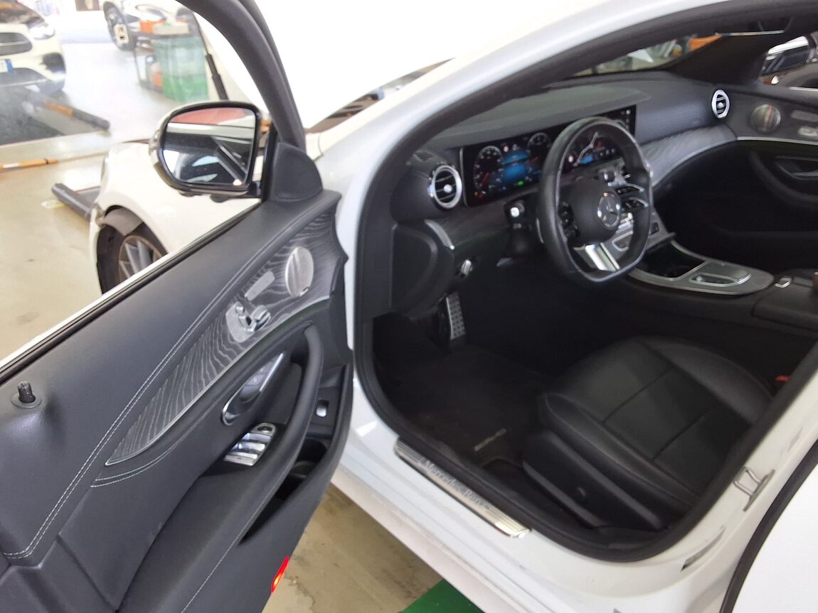 MERCEDES-BENZ E-CLASS (5TH GEN) E350 4MATIC AMG LINE 2022 - zdjęcie 10