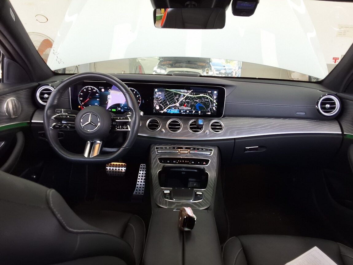 MERCEDES-BENZ E-CLASS (5TH GEN) E350 4MATIC AMG LINE 2022 - zdjęcie 11