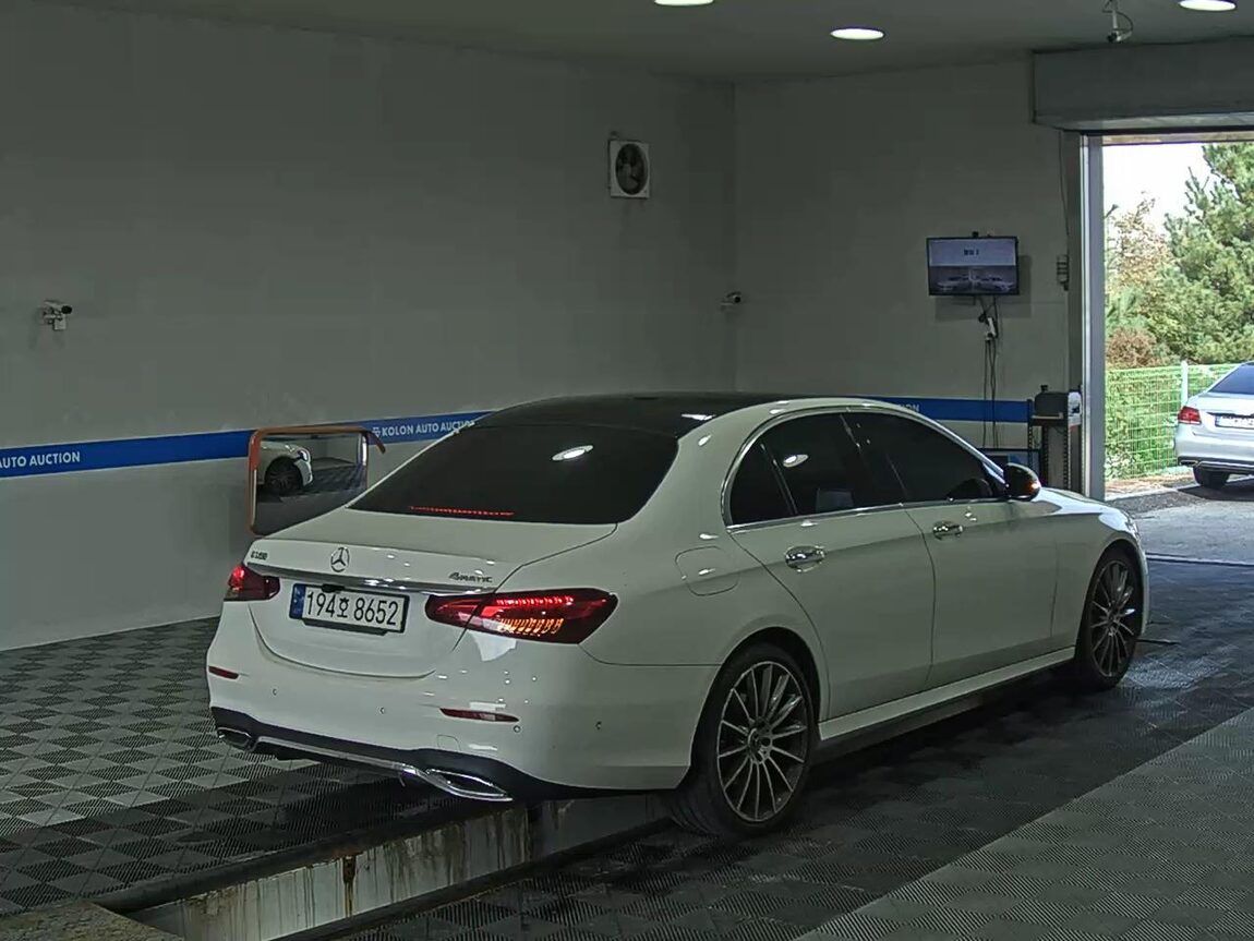 MERCEDES-BENZ E-CLASS (5TH GEN) E350 4MATIC AMG LINE 2022 - zdjęcie 5