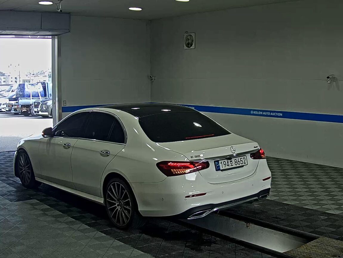 MERCEDES-BENZ E-CLASS (5TH GEN) E350 4MATIC AMG LINE 2022 - zdjęcie 6