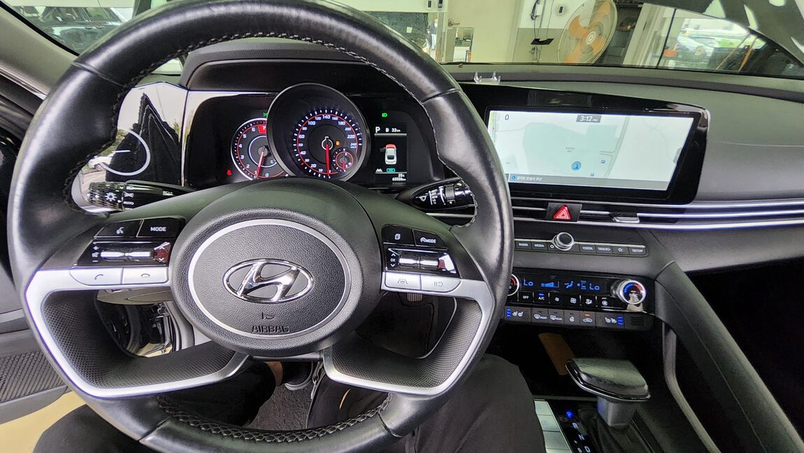 HYUNDAI AVANTE (CN7) 1.6 GASOLINE MODERN 2023 - zdjęcie 17