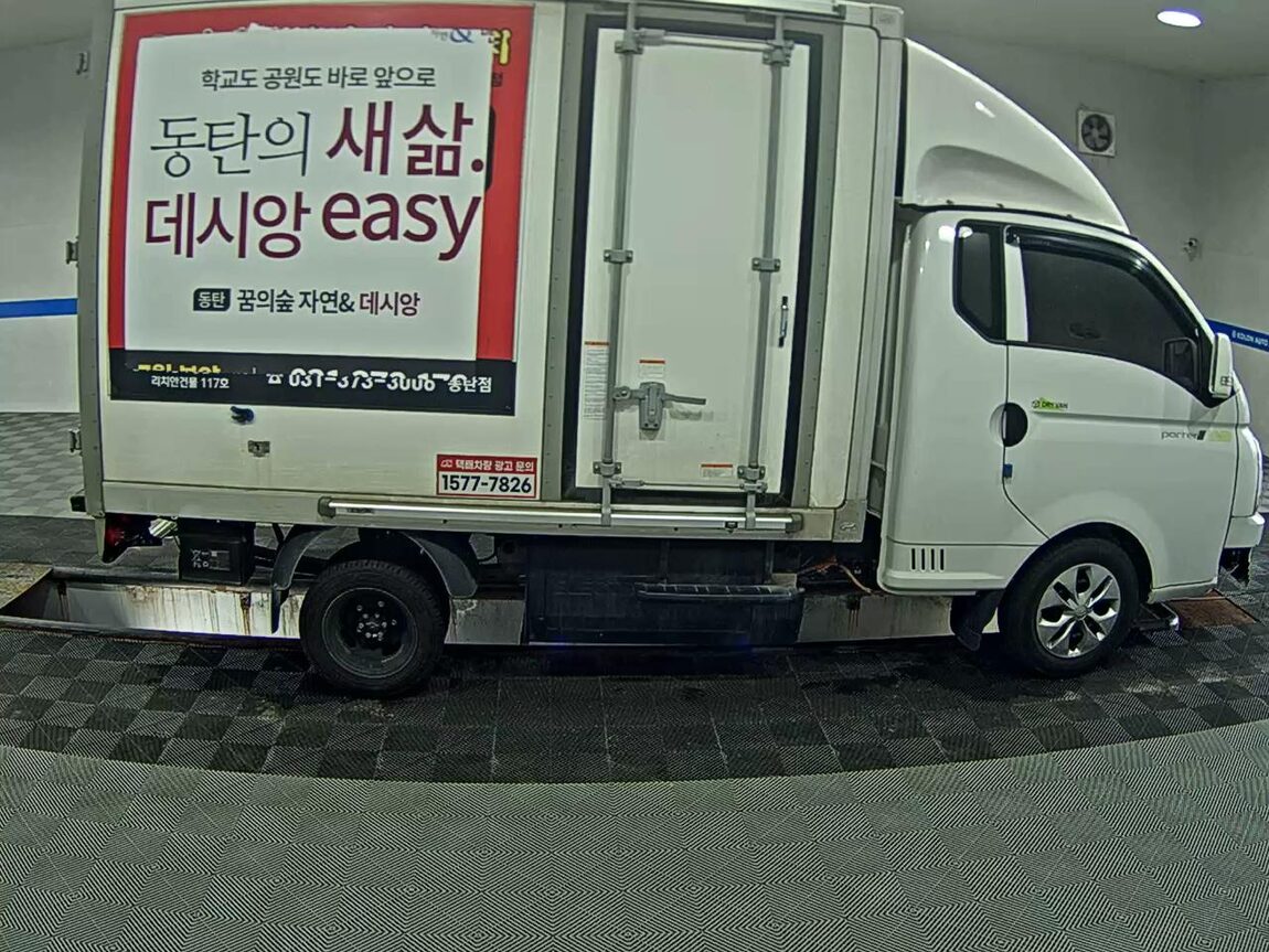 HYUNDAI PORTER II ELECTRIC BUILT-IN BOX TRUCK HIGH 2024 - zdjęcie 4