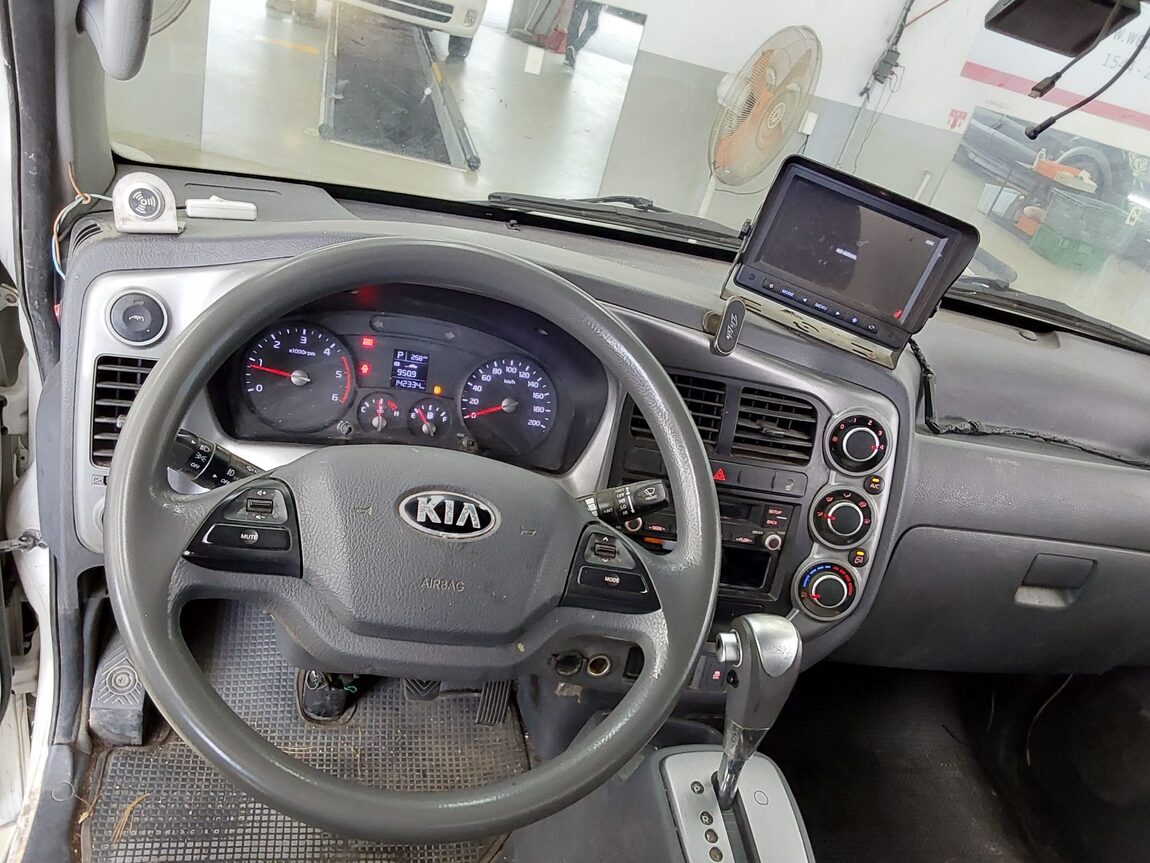 KIA BONGO III CARGO BUILT-IN BOX TRUCK 1 TON KING CAB 2019 - zdjęcie 11