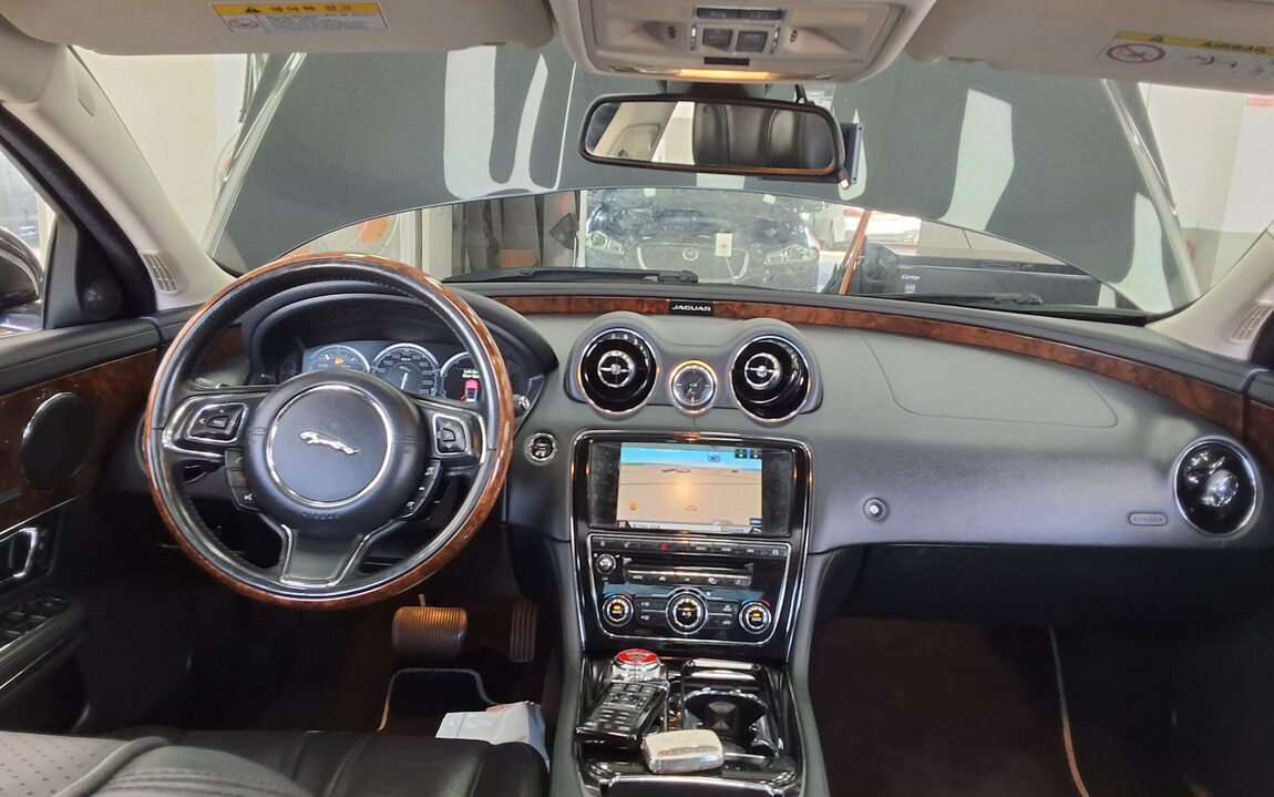 JAGUAR XJ (8TH GEN) 3.0 SC LWB PREMIUM LUXURY 2014 - zdjęcie 11