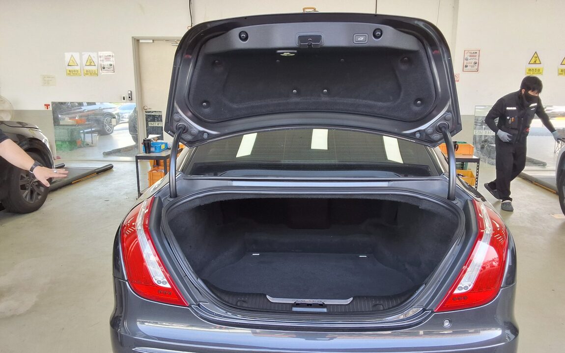 JAGUAR XJ (8TH GEN) 3.0 SC LWB PREMIUM LUXURY 2014 - zdjęcie 15