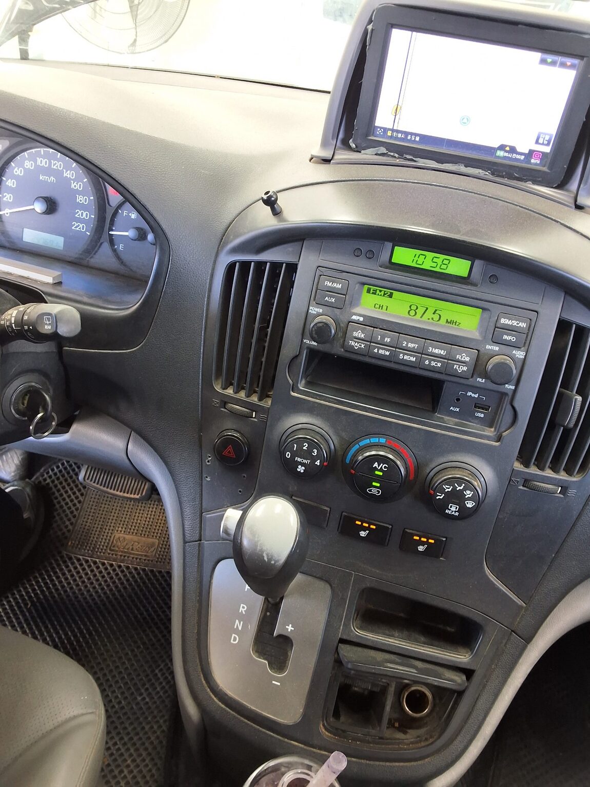 HYUNDAI GRAND STAREX 5-SEATER DIESEL VAN CVX DELUXE 2012 - zdjęcie 17