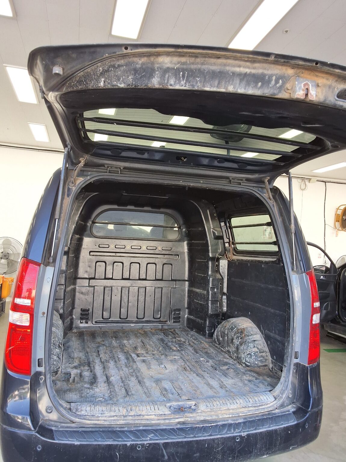 HYUNDAI GRAND STAREX 5-SEATER DIESEL VAN CVX DELUXE 2012 - zdjęcie 15