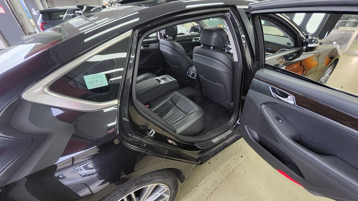 GENESIS G80 3.3 GDi AWD LUXURY 2019 - zdjęcie 13