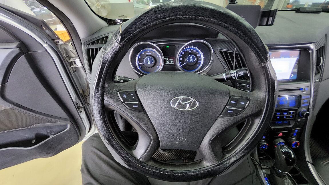 HYUNDAI SONATA THE BRILLIANT LPi RENTAL CAR STYLE 2013 - zdjęcie 17