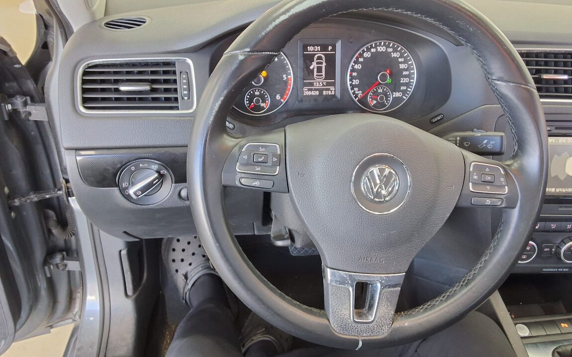 VOLKSWAGEN JETTA (6TH GEN) 2.0 TDI 2013 - zdjęcie 17