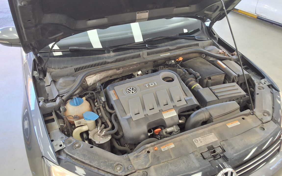 VOLKSWAGEN JETTA (6TH GEN) 2.0 TDI 2013 - zdjęcie 22