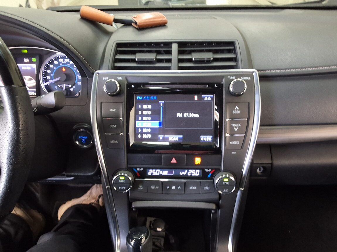 TOYOTA CAMRY (9TH GEN) 2.5 HYBRID LE 2016 - zdjęcie 24