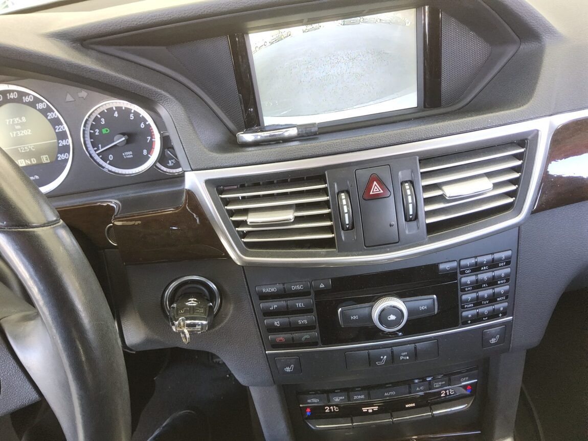 MERCEDES-BENZ E-CLASS (4TH GEN) E200 CGI BLUEEFFICIENCY 2011 - zdjęcie 17