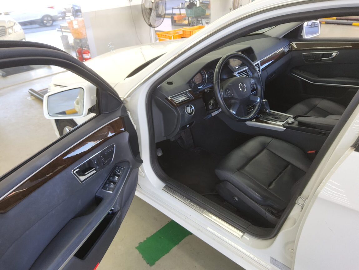 MERCEDES-BENZ E-CLASS (4TH GEN) E200 CGI BLUEEFFICIENCY 2011 - zdjęcie 10