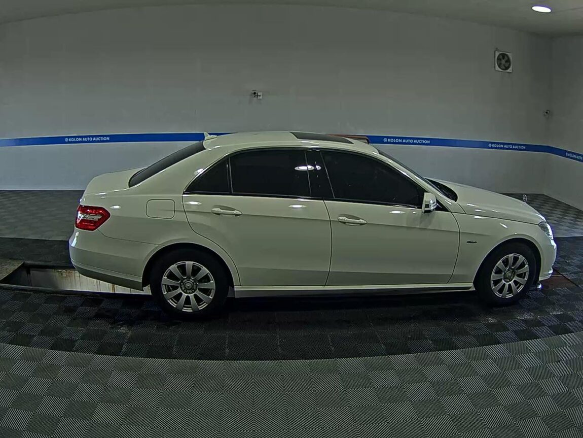 MERCEDES-BENZ E-CLASS (4TH GEN) E200 CGI BLUEEFFICIENCY 2011 - zdjęcie 4