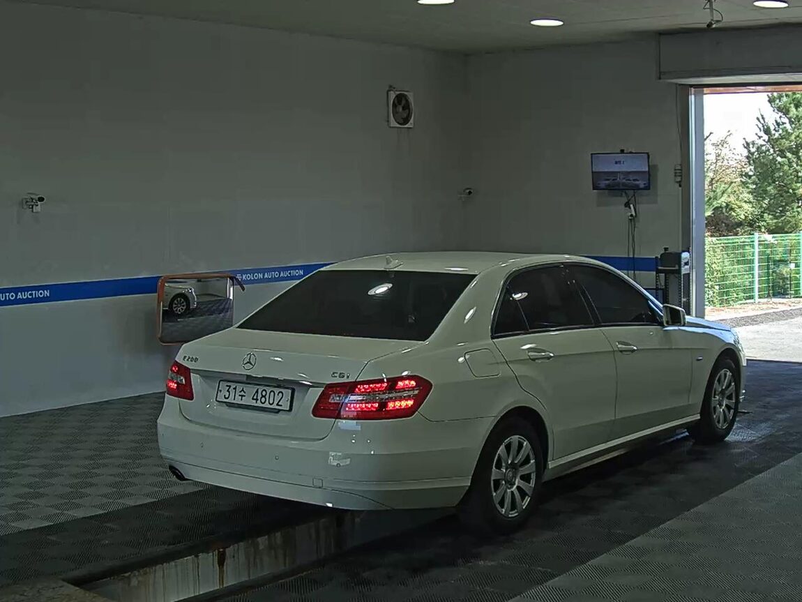 MERCEDES-BENZ E-CLASS (4TH GEN) E200 CGI BLUEEFFICIENCY 2011 - zdjęcie 5