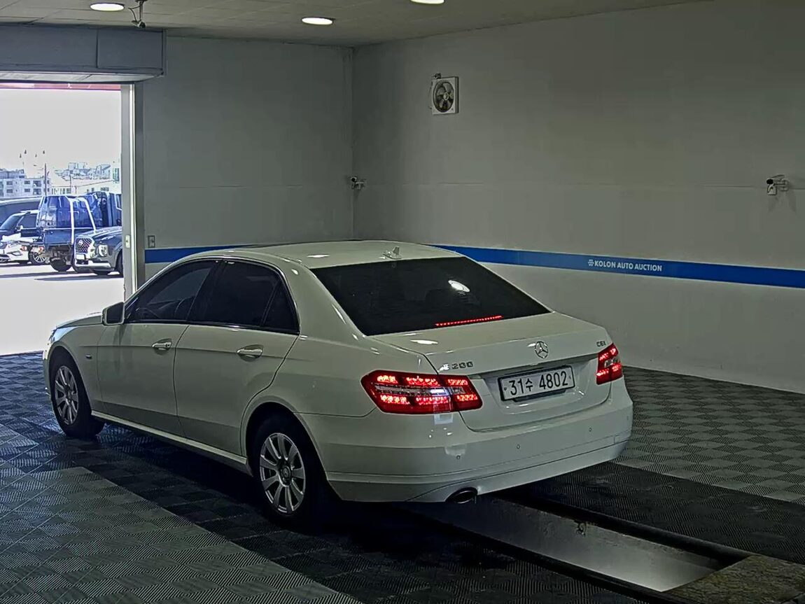 MERCEDES-BENZ E-CLASS (4TH GEN) E200 CGI BLUEEFFICIENCY 2011 - zdjęcie 6