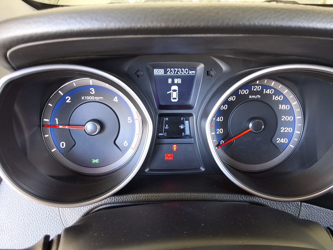 HYUNDAI NEW i30 1.6 VGT UNIQUE 2012 - zdjęcie 9