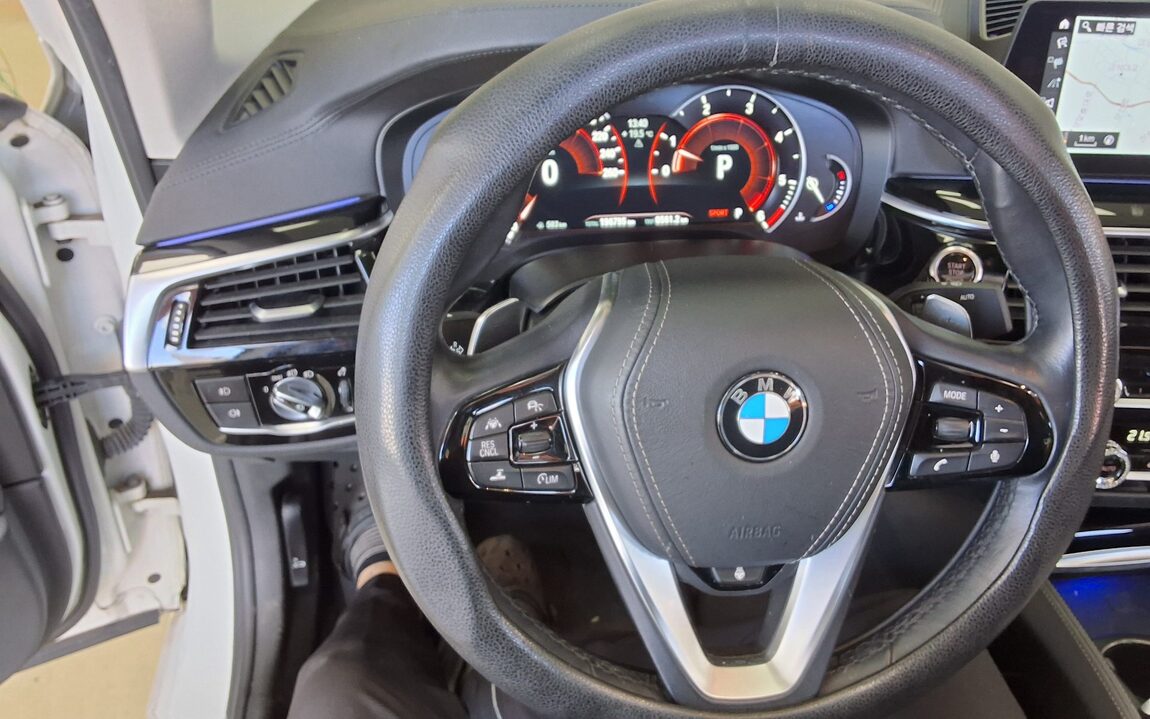 BMW 5 SERIES (7TH GEN) 520d LUXURY LINE SPECIAL 2018 - zdjęcie 17