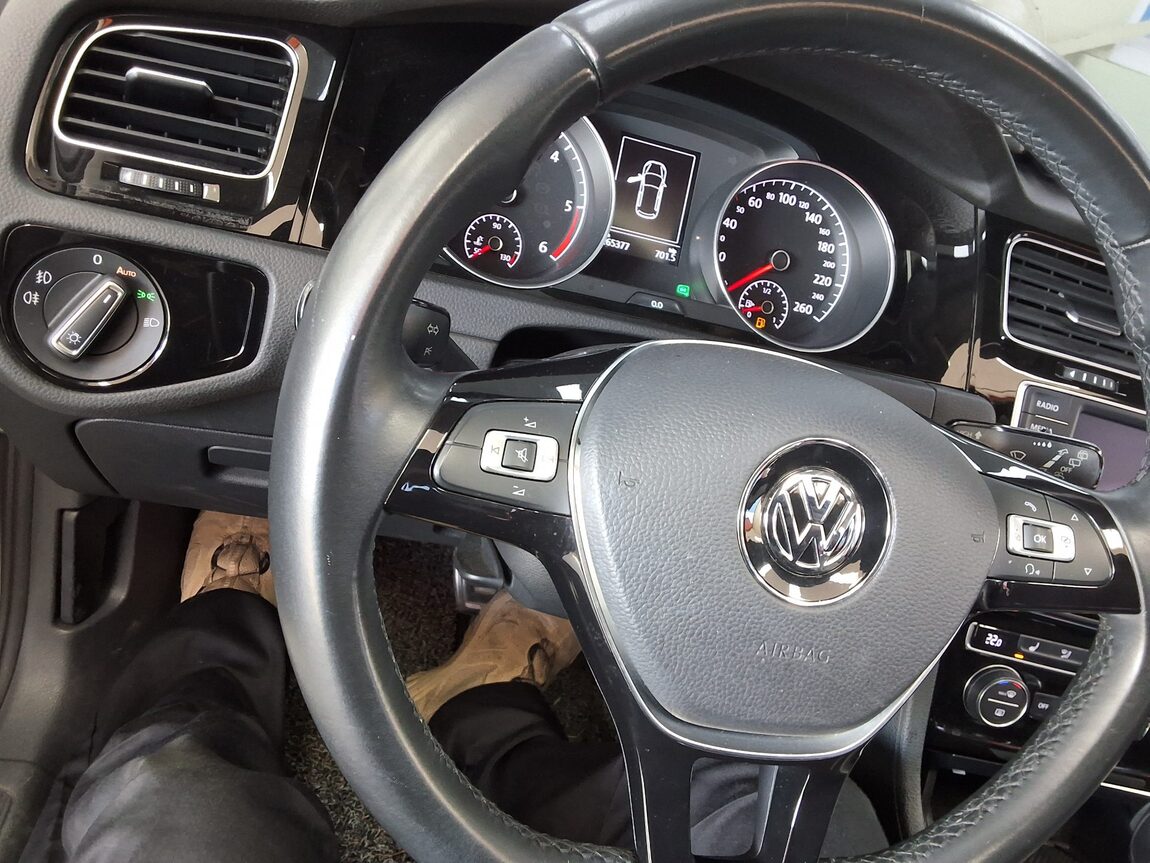 VOLKSWAGEN GOLF (7TH GEN) 2.0 TDI PREMIUM 2015 - zdjęcie 23