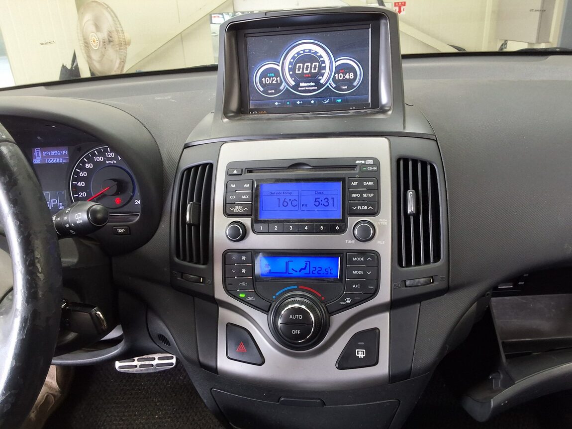 HYUNDAI i30 1.6 VVT LUXURY 2011 - zdjęcie 24