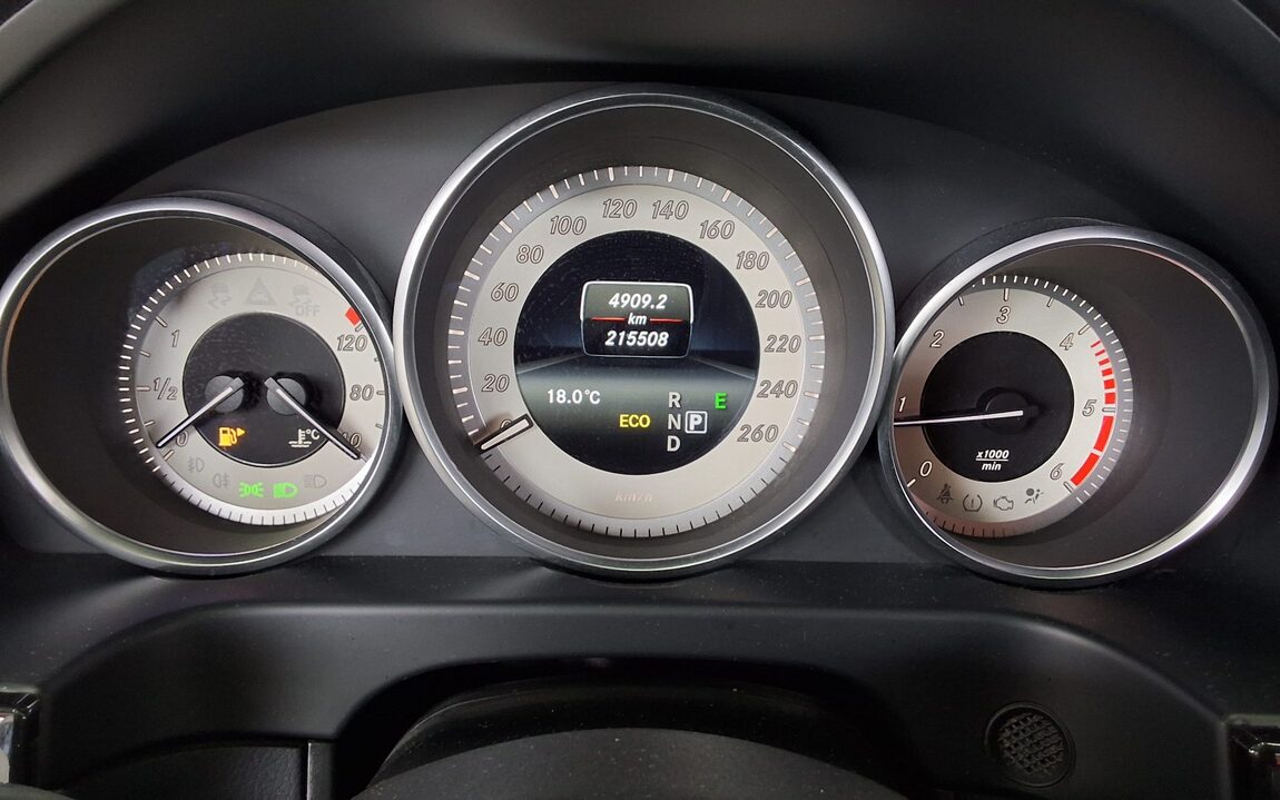 MERCEDES-BENZ E-CLASS (4TH GEN) E220 CDI BLUETEC AVANTGARDE 2016 - zdjęcie 9