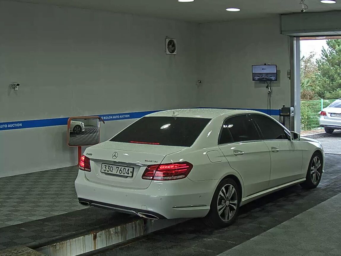 MERCEDES-BENZ E-CLASS (4TH GEN) E220 CDI BLUETEC AVANTGARDE 2016 - zdjęcie 5