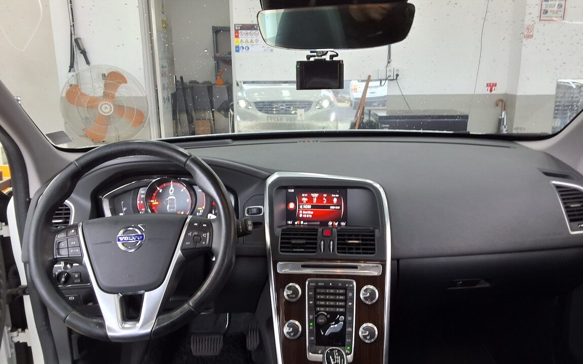 VOLVO XC60 (1ST GEN) D4 SUMMUM 2017 - zdjęcie 11