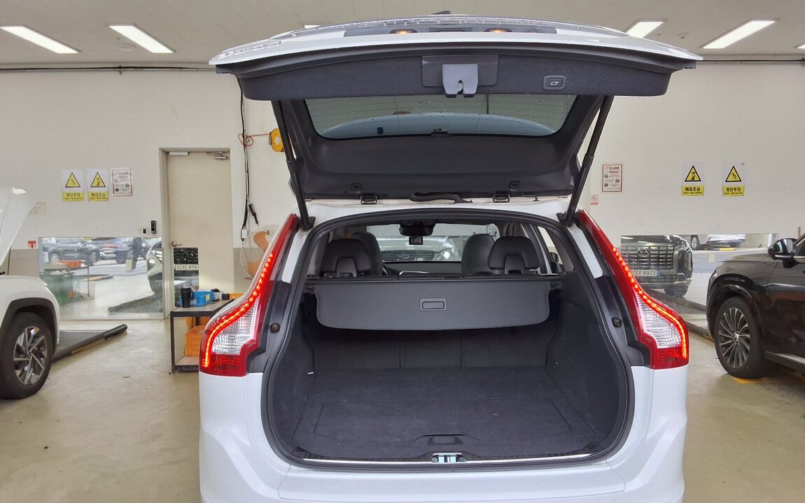 VOLVO XC60 (1ST GEN) D4 SUMMUM 2017 - zdjęcie 15