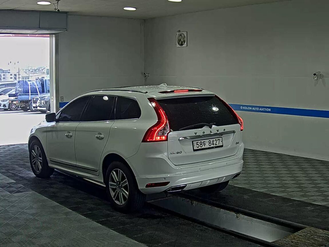 VOLVO XC60 (1ST GEN) D4 SUMMUM 2017 - zdjęcie 6