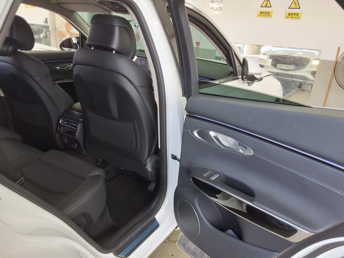 GENESIS NEW GV70 2.5T AWD STANDARD 2025 - zdjęcie 13