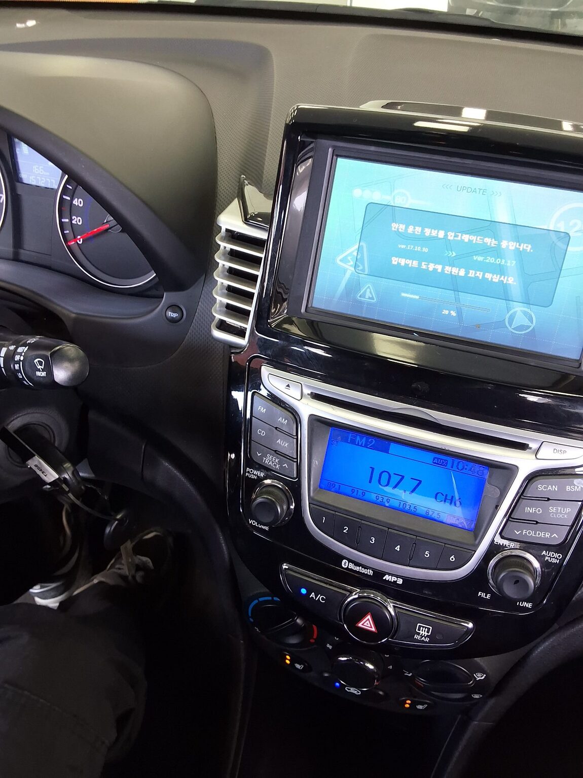 HYUNDAI NEW ACCENT 1.4 VVT PREMIER 2012 - zdjęcie 17