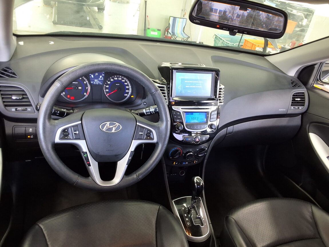 HYUNDAI NEW ACCENT 1.4 VVT PREMIER 2012 - zdjęcie 11