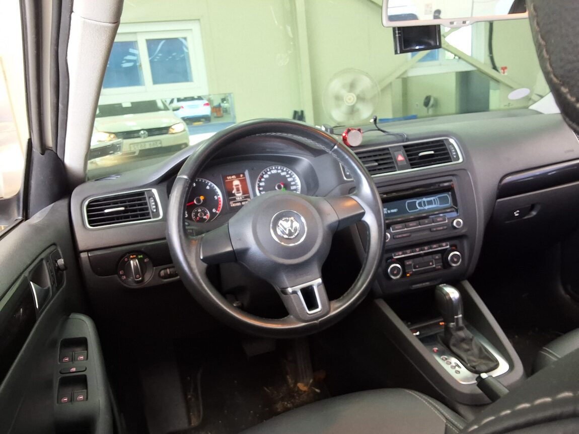 VOLKSWAGEN JETTA (6TH GEN) 2.0 TDI 2012 - zdjęcie 12