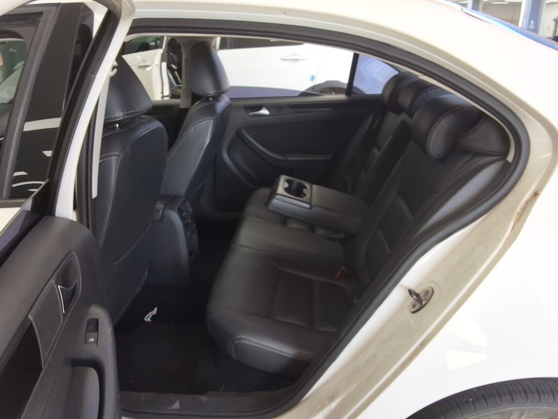 VOLKSWAGEN JETTA (6TH GEN) 2.0 TDI 2012 - zdjęcie 13