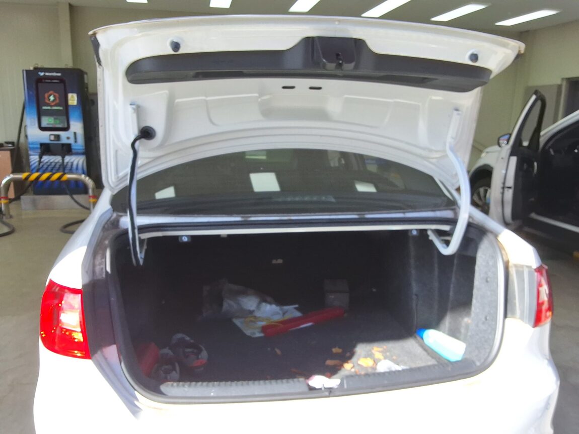 VOLKSWAGEN JETTA (6TH GEN) 2.0 TDI 2012 - zdjęcie 16