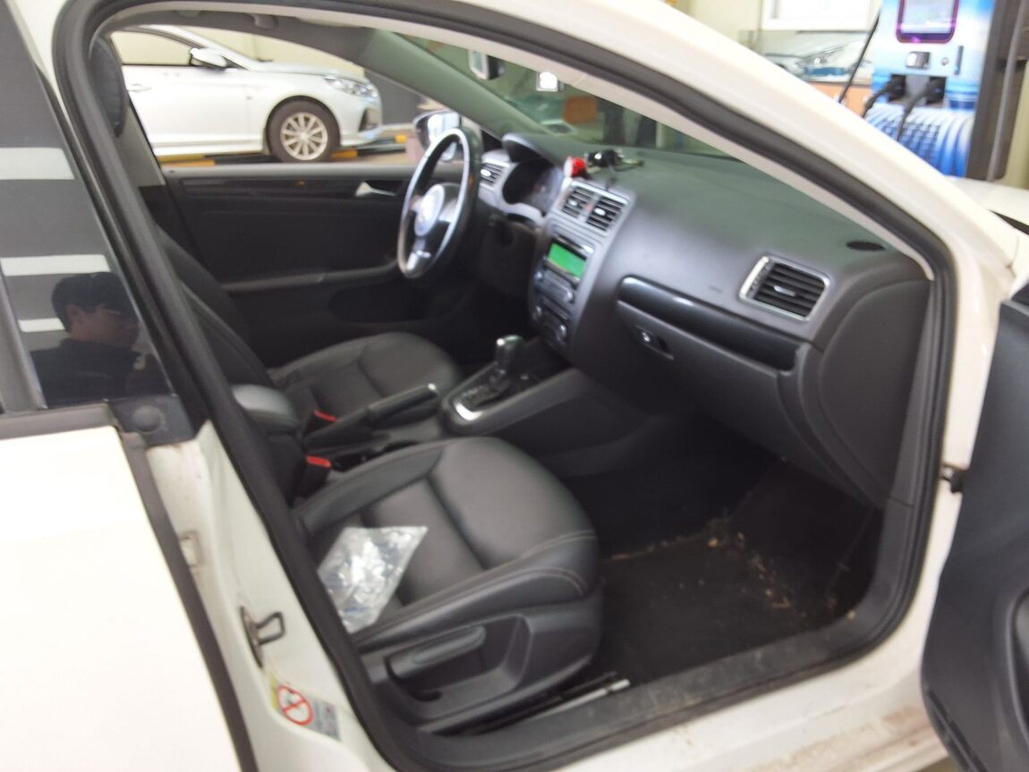 VOLKSWAGEN JETTA (6TH GEN) 2.0 TDI 2012 - zdjęcie 15