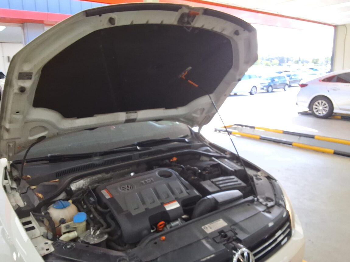 VOLKSWAGEN JETTA (6TH GEN) 2.0 TDI 2012 - zdjęcie 18