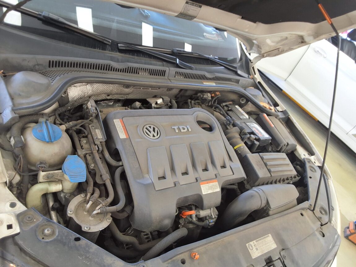 VOLKSWAGEN JETTA (6TH GEN) 2.0 TDI 2012 - zdjęcie 19