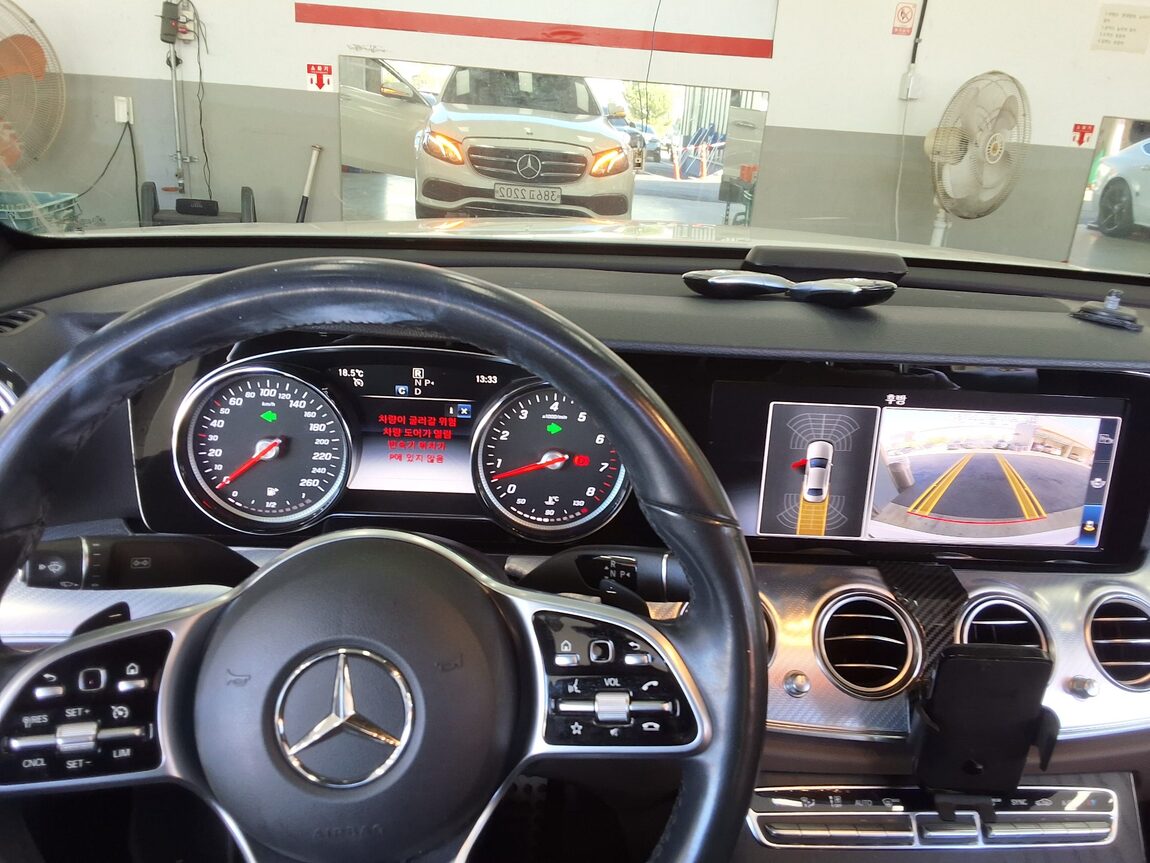 MERCEDES-BENZ E-CLASS (5TH GEN) E250 AVANTGARDE 2020 - zdjęcie 17