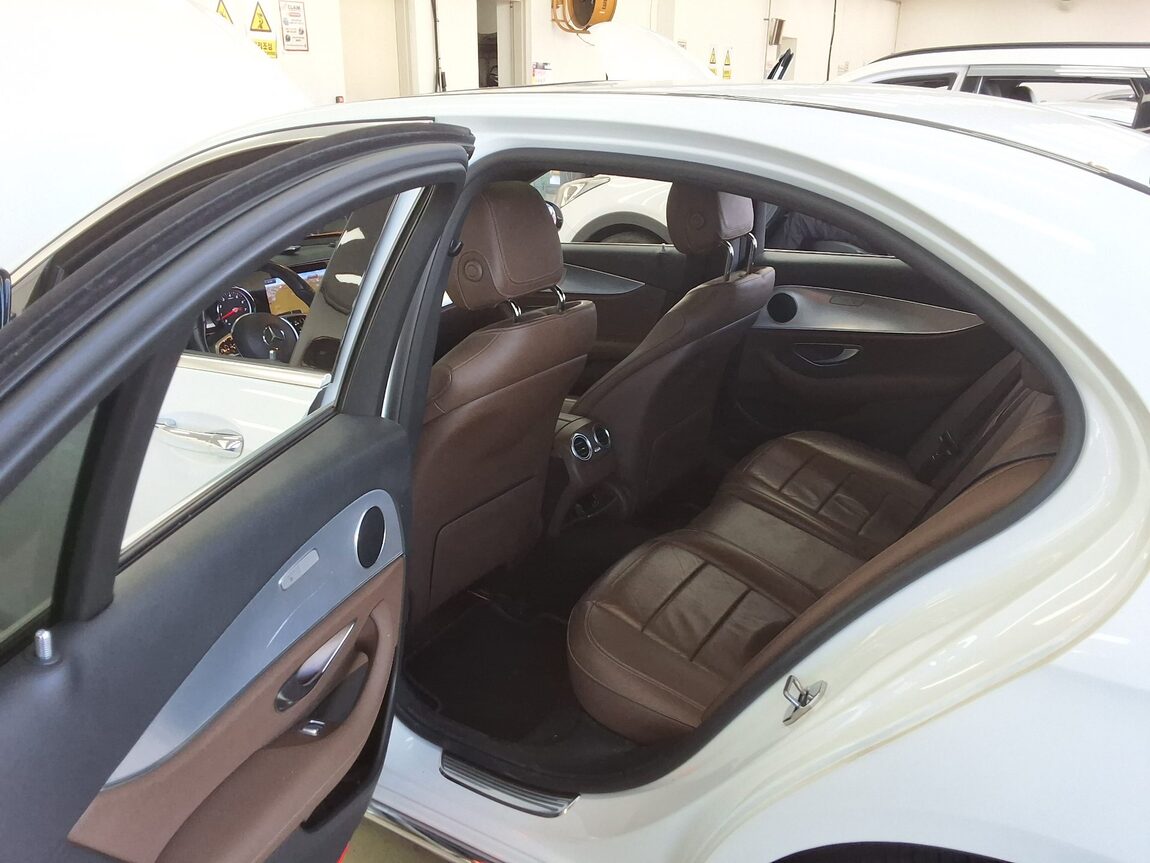 MERCEDES-BENZ E-CLASS (5TH GEN) E250 AVANTGARDE 2020 - zdjęcie 12
