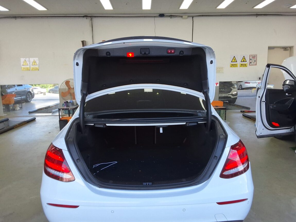 MERCEDES-BENZ E-CLASS (5TH GEN) E250 AVANTGARDE 2020 - zdjęcie 15