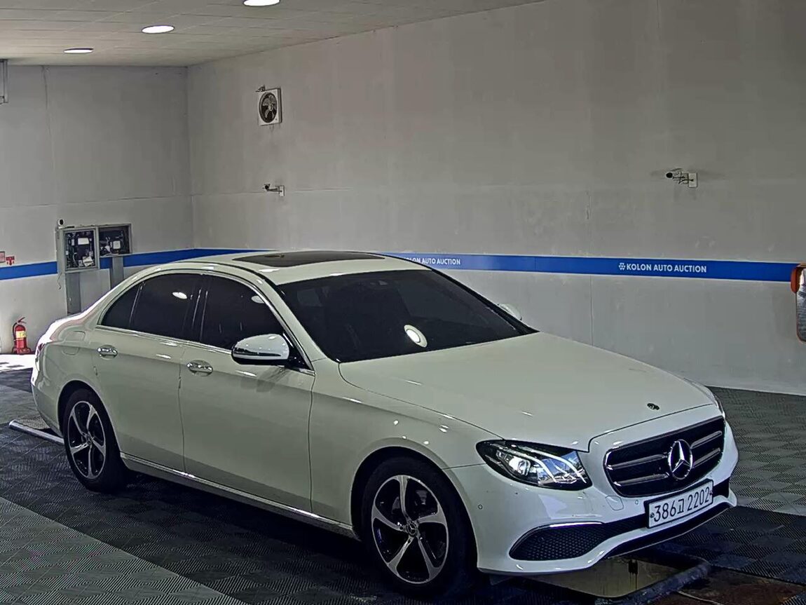MERCEDES-BENZ E-CLASS (5TH GEN) E250 AVANTGARDE 2020 - zdjęcie 3